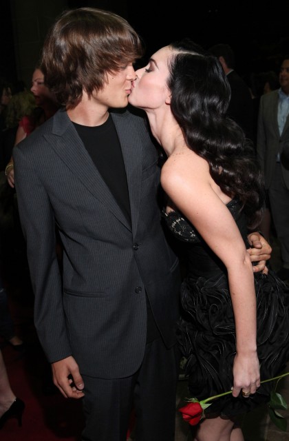 johnny simmons kissing