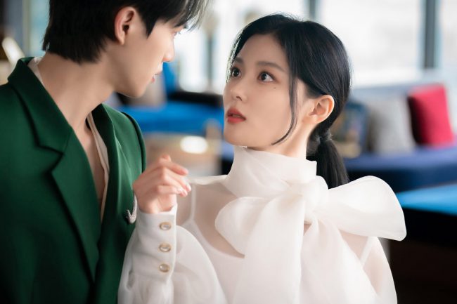 Chaebol heiress Do Do Hee is an adversary to many, and Jung Koo Won is a powerful entity superior to humans. However, one day, Jung Koo Won loses his powers. Forced to collaborate with Do Do Hee to regain them, sparks of romance begin to fly between them as they embark on this journey together.