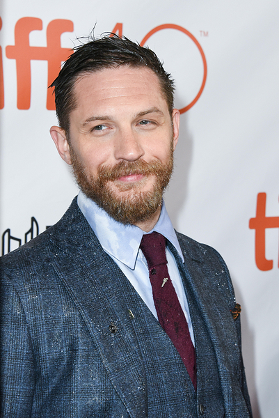 Tom Hardy braves the rain on the Legend red carpet | Toronto ...